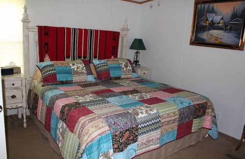 Black Cabin | Vacation in the beautiful ozarks, horse back riding, fishing, floating