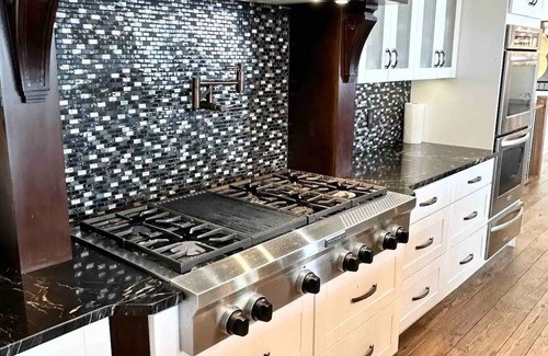 Black Mountain House | Vacation ParadisenForget your worries in this spacious and serene space!n