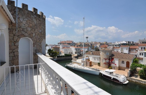Empuriabrava Ski Chalet | Vacation rental in Empuriabrava, Costa Brava: Charming villa next to La Rubina beach, perfect for families of up to 6 people.