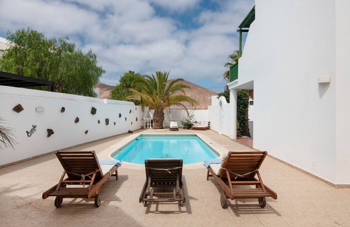 Yaiza Apartment | Vacation 'Suite Junior Con Vistas Al Jardin' with Mountain View, Wi-Fi and Air Conditioning