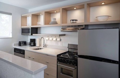Falls Church Hotel | Vacation Time in Your Home Away From Home! Close to Airport and Attractions!