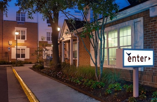 Falls Church Hotel | Vacation Time in Your Home Away From Home! Close to Airport and Attractions!