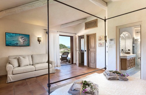 Arzachena Villa | Vacation Villa "Hortensia" with Garden, Pool, Wi-Fi & Terrace