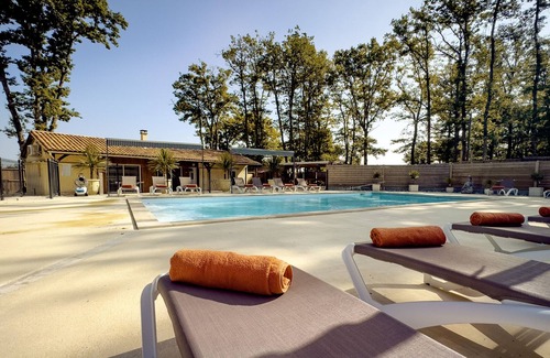 Thenon Ski Chalet | Vacation village in Périgord Noir, our chalets are ready to welcome you.