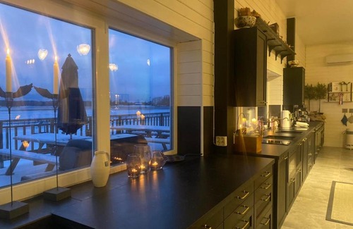 Knivsta Apartment | Vacker lounge med flera rum, och kök uthyres på Rickebasta Islandshästar