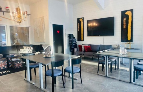 Knivsta Apartment | Vacker lounge med flera rum, och kök uthyres på Rickebasta Islandshästar