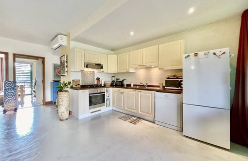 Punaauia Condo | Vaiava Beach Carlton- Tahiti - beachfront luxury residence & pool - 4 pers