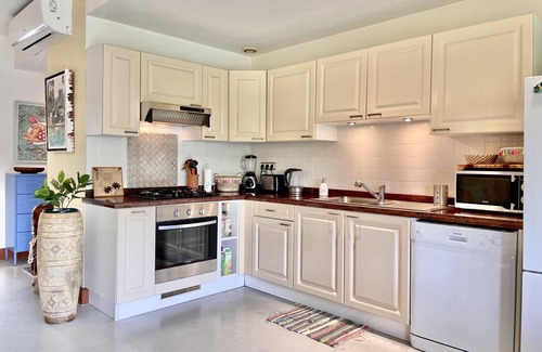 Punaauia Condo | Vaiava Beach Carlton- Tahiti - beachfront luxury residence & pool - 4 pers