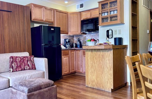 Avon Hotel | Vail and Beaver Creek Epic Pass skiers! 1 Br + murphy bed sleeps 4 hotel Avon CO