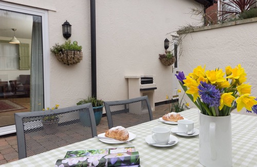 Prestatyn House | Vale View Cottages - The Stables Cottage 5 Star. Near beach & town, Pets welcome