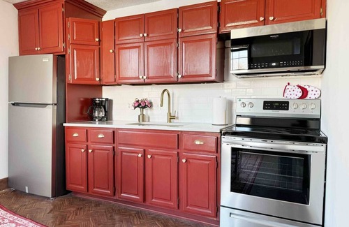 Evansville Apartment | Valentine Suite/1BD/1BA Apt in Holiday Housenn