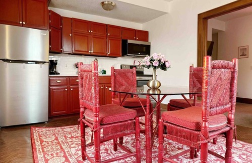 Evansville Apartment | Valentine Suite/1BD/1BA Apt in Holiday Housenn