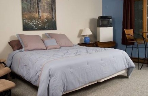 Tilleda Bed & Breakfast | Valhalla Hillside Inn