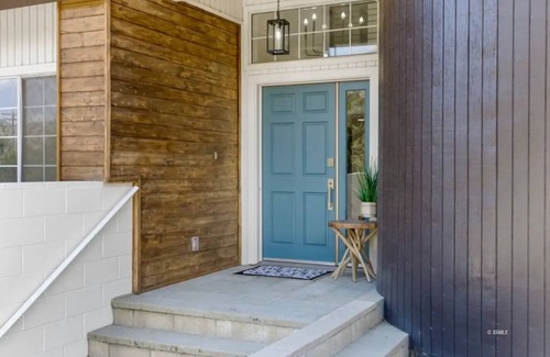 Kernville House | Valhalla House, Luxury Home, 1mi to Downtown, 4 BR, Game Room, Hot Tub, Backyard