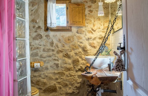 Casas del Castanar Cottage | Valle del Jerte charming renovated haystack
