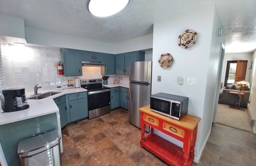 Red River House | Valley Condo 101 - Creekside - End Unit - Wi-Fi - Hot Tub - Fireplace - Washer/D