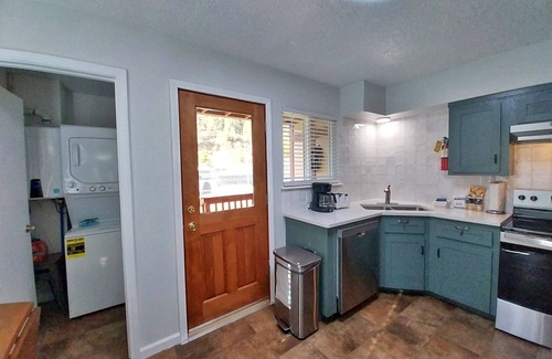 Red River House | Valley Condo 101 - Creekside - End Unit - Wi-Fi - Hot Tub - Fireplace - Washer/D