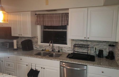 Richmond Heights House | Valley Creek Place, A Charming 3-bedroom home with a Creek view & Wi-Fi