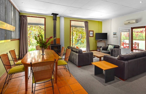Healesville Cottage | Valley Farm's Mountain View Apartment