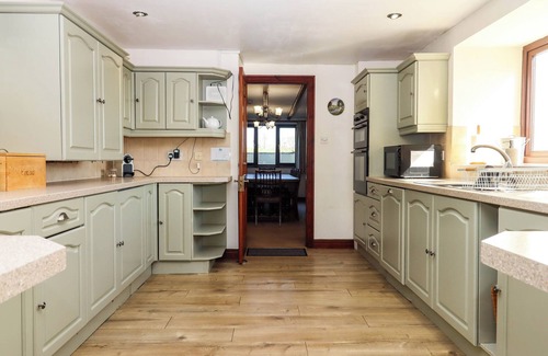 Tiverton Cottage | VALLEY HOUSE, family friendly, with a garden in Tiverton