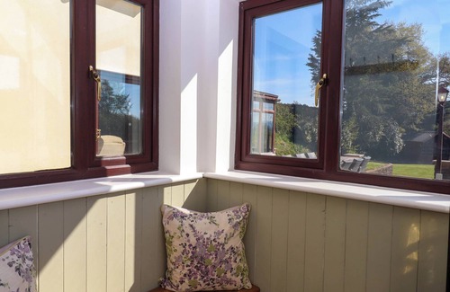 Tiverton Cottage | VALLEY HOUSE, family friendly, with a garden in Tiverton