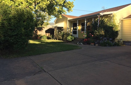 Eldridge House | Valley Of The Moon Vintage Guest Cottage - ASK ABOUT WINTER DISCOUNTS