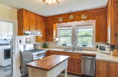 Rutherford County Other | Valley Views, BBQ grill, work friendly space