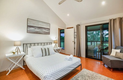 Mowbray House | Valley Views Lodge- Country home in Port Douglas
