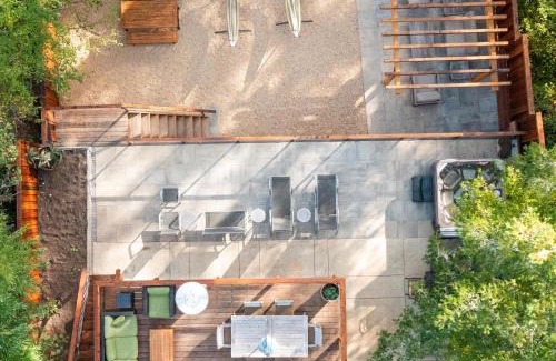 Guerneville House | Valley Vista Complimentary Wine Tasting At Croix Estate Included!