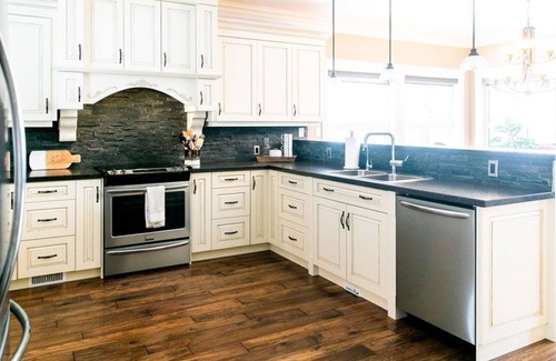 British Columbia Interior House | Valleyview Heights Luxury Suite