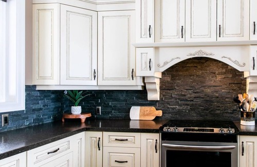 British Columbia Interior House | Valleyview Heights Luxury Suite
