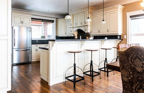 British Columbia Interior House | Valleyview Heights Luxury Suite