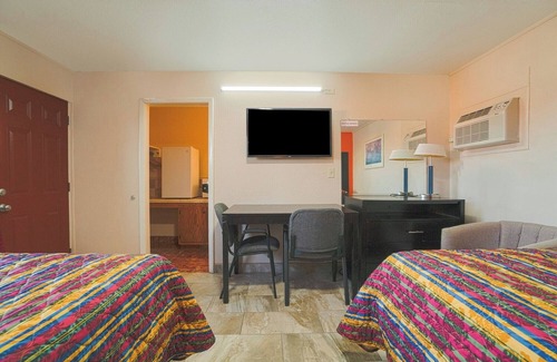 Weslaco Hotel | Value Room in Central Weslaco – Near Local Dining, Parks, and Attractions