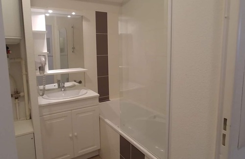 Plescop Apartment | Vannes South Brittany Studio with Swimming Pool