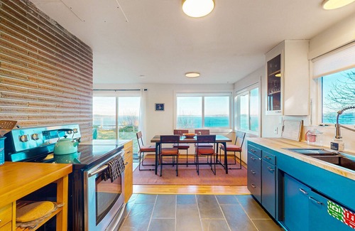 South Colby House | Vashon Island Home with Breathtaking views, central A/C, Gas grill, & WIFI