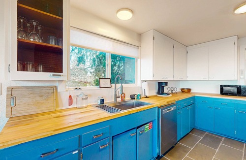 South Colby House | Vashon Island Home with Breathtaking views, central A/C, Gas grill, & WIFI