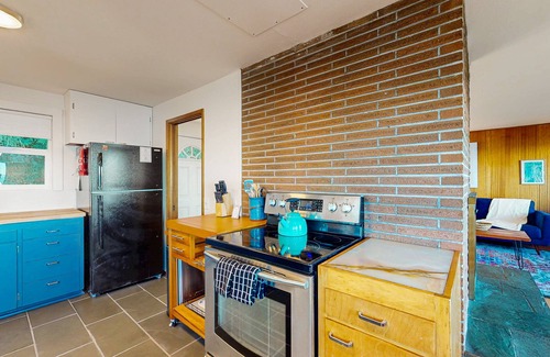 South Colby House | Vashon Island Home with Breathtaking views, central A/C, Gas grill, & WIFI