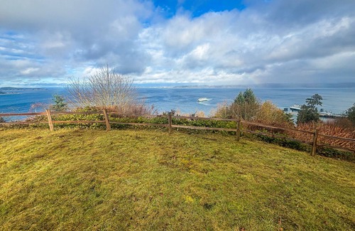 South Colby House | Vashon Island Home with Breathtaking views, central A/C, Gas grill, & WIFI