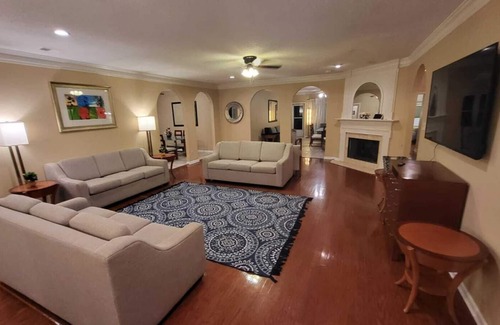 Southaven House | Vast Lake Front Estate with Pool in Greater Memphis