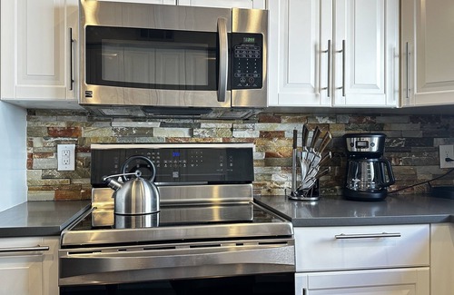 Turtle Creek House | Vaulted Ceilings, King Bed, Pool, 2 Car Garage!