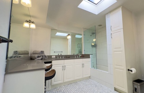 Turtle Creek House | Vaulted Ceilings, King Bed, Pool, 2 Car Garage!