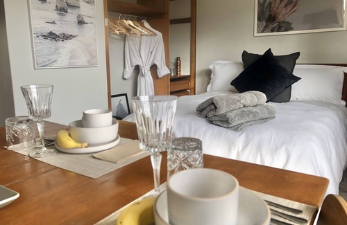 Newstead Bed & Breakfast | Vegan Homestay- Small Double Room w Shared Bathroom