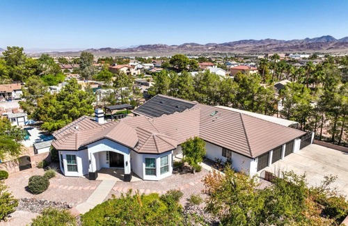 Mission Hills House | Vegas 6BR Pop Art Mansion, Heated Pool Spa, Basketball, Pickleball, Mini Golf