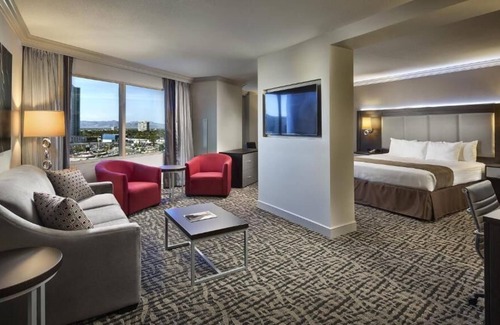 Gateway District House | Vegas Dreams! 2 Relaxing Suites, Rooftop Pool, Short Drive to The Neon Museum!