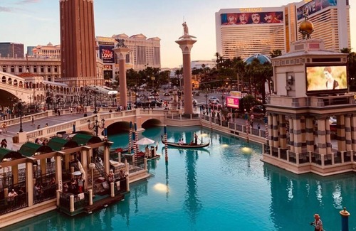 Gateway District House | Vegas Dreams! 2 Relaxing Suites, Rooftop Pool, Short Drive to The Neon Museum!