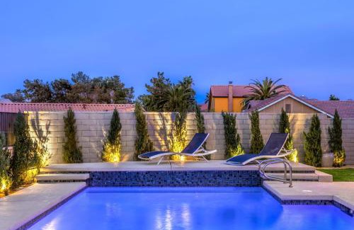 Green Valley North House | Vegas Pool w Wetdeck, Jacuzzi, Wetbar, BBQ, 15 min to Strip