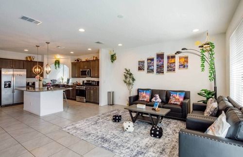 Enterprise House | Vegas Retreat Modern Comfy Home