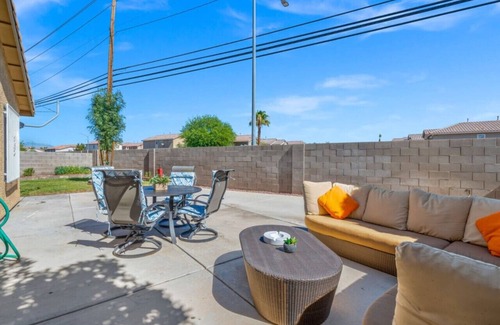 Las Vegas House | Vegas Vibes | Patio | BBQ | Foosball | Fireplace
