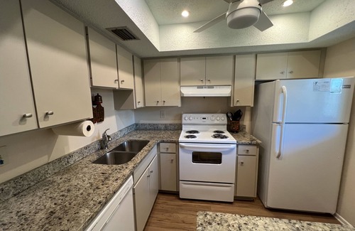 Golden Beach Condo | Venice Island condo with private beach and walking distance to Venice downtown!