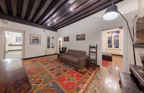 Dorsoduro Apartment | Venice with enchanting canal view - 5 minutes walk from the station